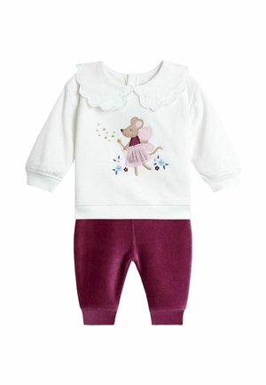 Baumwolloutfit, das ein weißes Oberteil mit einem gewellten Kragen und Mäuse-Stickerei zeigt, kombiniert mit lila Cordhosen.