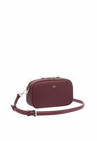 Sac à main rectangulaire bordeaux en matériau synthétique lisse, doté d'une fermeture éclair en haut et d'une bandoulière réglable. Comprend un logo de marque discret.