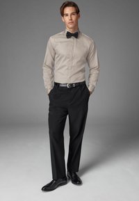 Next REGULAR FIT - LONG SLEEVE SINGLE CUFF PIPED  - Skjorter - neutral brown