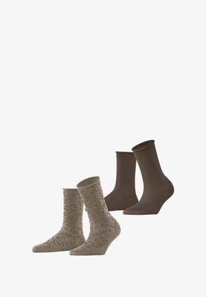 Deux paires de chaussettes : une marron, lisse, de longueur cheville ; l'autre à motifs dans des nuances de taupe avec des motifs floraux et un orteil renforcé.