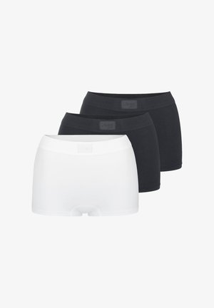 Drei nahtlose Boyshort-Unterhosen, zwei schwarze und eine weiße, in einer Reihe auf weißem Hintergrund gestapelt.