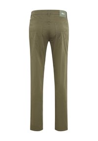 Olivgrüne Hose mit geradem Schnitt, Gesäßtaschen und einem Brax-Label am Bund, von hinten gezeigt.
