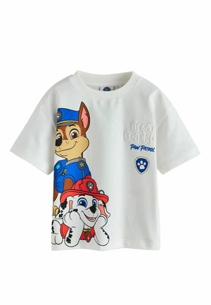 Fehér gyerek póló, melyen a Mancs őrjárat figurái: Chase kék rendőri egyenruhában és Marshall piros tűzoltó sapkában.
