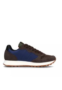 Sneakers con una toma superiore in nylon blu, con accenti in suede marrone, una suola intermedia bianca e una suola esterna in gomma testurizzata. I lacci e la linguetta marroni evidenziano i dettagli.