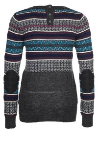 Sweter dzianinowy z długimi rękawami, z wielokolorowym wzorem na górnej części i jednolitą ciemnobrązową dolną częścią. Zawiera łaty na łokciach.