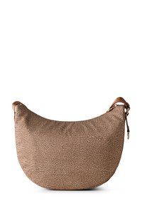Braune, strukturierte Hobo-Tasche mit weicher, geschwungener Form, ausgestattet mit einem tanfarbenen Lederriemen und einem Reißverschluss, der ein dezentes Muster zeigt.