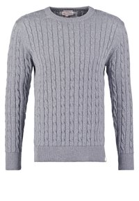 Pull gris tricoté avec un motif torsadé, encolure ronde et poignets et ourlet côtelés. Fabriqué en matière douce, offrant une finition texturée.