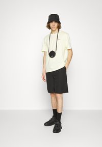 HUGO DERO - T-shirt básica - light/pastel yellow