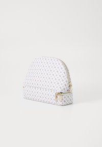 Neceser blanco con una parte superior curva, que presenta un patrón claro y acentos de hardware dorado. Incluye un doble zipper para un cierre seguro.