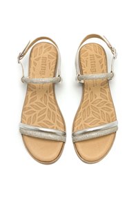 Sandales argentées avec deux brides texturées ornées de strass, une semelle rembourrée et un motif de feuilles brun clair. Bride de cheville ajustable.