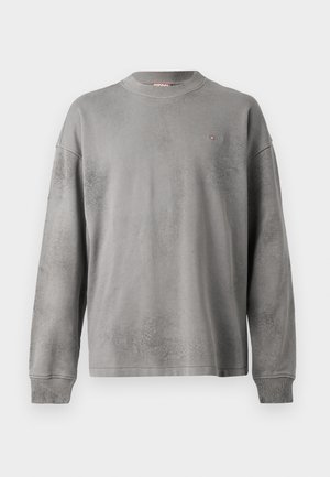 Sweatshirt cinza com mangas longas, gola redonda e um acabamento texturizado. Apresenta um padrão de rachaduras subtil e um pequeno detalhe do logótipo no peito.