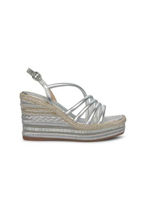Sandali con zeppa argentati e cinturini, dotati di una piattaforma in juta espadrilles, caratterizzati da dettagli intrecciati e tessuti testurizzati sul tacco e sulla suola.