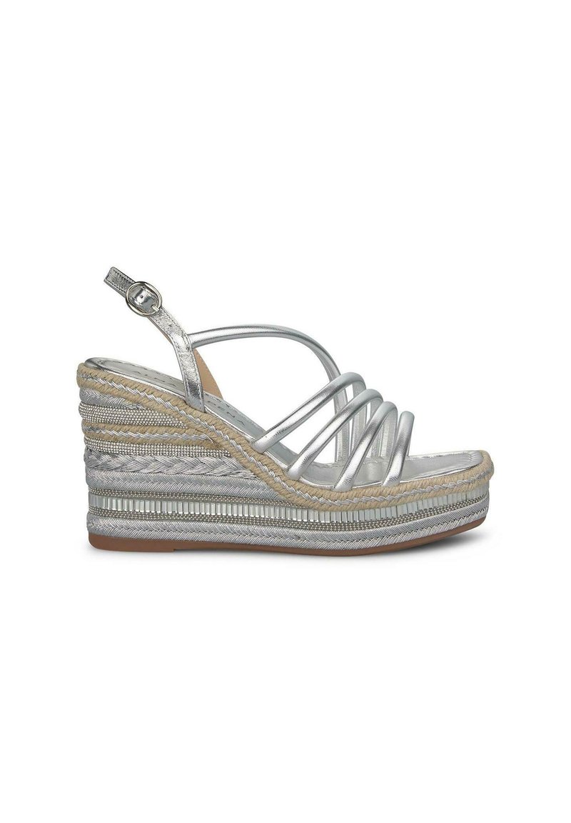 Sandali con zeppa argentati e cinturini, dotati di una piattaforma in juta espadrilles, caratterizzati da dettagli intrecciati e tessuti testurizzati sul tacco e sulla suola.