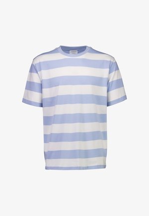 T-shirt rayé en bleu clair et blanc, manches courtes, col rond, en coton doux, présentant des rayures horizontales de largeurs variées.