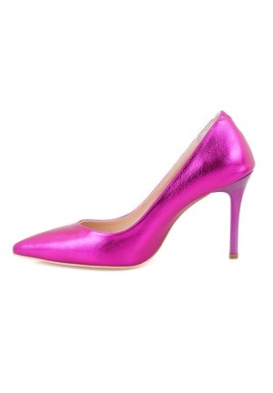 Escarpin en métal rose avec un bout pointu et une silhouette élégante, présentant une finition lisse et un talon fin.
