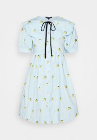 Jasnoniebieska sukienka z dużym, falbaniastym kołnierzem, krótkimi bufkami, z przodu zapinaną na guziki, oraz z żółtymi haftami cytrynowymi w różnych miejscach.