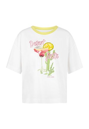 Weißes kurzärmeliges T-Shirt mit gelbem Kragen, mit einem Cocktailglas mit Zitronenscheibe und einer Kaktusillustration, Text "Desert fiesta."