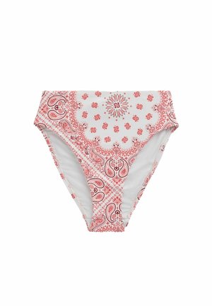 Plavkové nohavičky s vysokým pásom, biela základňa a červené vzory paisley a kvetinové bandana vzory.