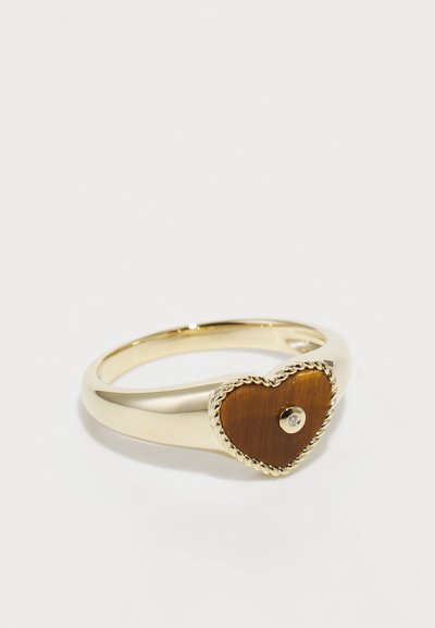 Bague dorée ornée d'une pierre brune en forme de cœur avec un accent de gemme centrale et un détail de corde tordue texturée autour du bord.