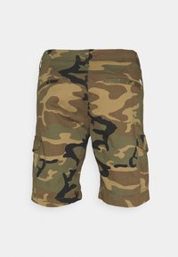 Szorty cargo w kamuflażu w kolorach khaki, brązowym i czarnym. Posiadają boczne kieszenie, płaskie tylne kieszenie oraz wywinięty rant. Wykonane z bawełny o casualowym designie.