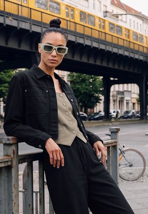 Urban Classics, BARREL CROPPED - Stoffhose - black