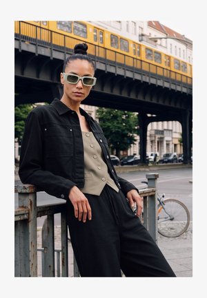 Urban Classics, BARREL CROPPED - Stoffhose - black