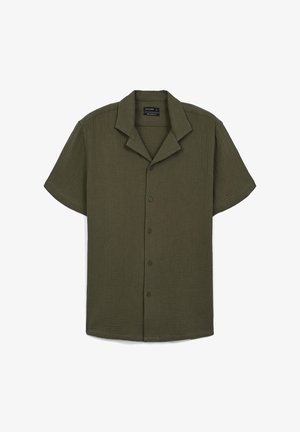 Kurzarm-Hemd in Olivgrün, aus strukturiertem Stoff mit einem aufgeschlagenen Kragen und fünf schwarzen Knöpfen auf der Vorderseite.