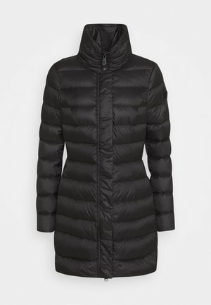 Zwarte doorgestikte lange gewatteerde jas met hoge kraag en ritssluiting aan de voorkant, ontworpen voor koud weer.