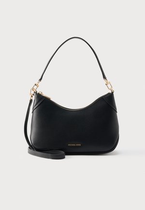 Crna kožna torba za rame s zakrivljenim vrhom, zlatnim patentnim zatvaračem i metalnim detaljima, odvojivim remenom za nošenje preko tijela te malim logotipom sprijeda.