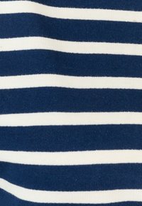 Tessuto a righe blu navy e bianco, morbido con una texture a maglia, con righe orizzontali alternate di larghezza uniforme. Adatto per abbigliamento o accessori.