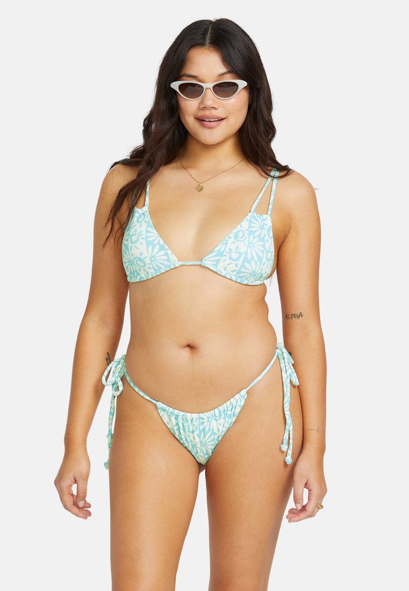 Ensemble de bikini bleu clair avec motifs floraux ; haut triangulaire avec fines bretelles, bas à nouer sur les côtés ajustables assortis ; texture de tissu lisse.