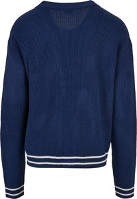 Pull en laine bleu marine avec une finition texturée, présentant des accents rayés blancs au bas et aux poignets, et un col rond doux.