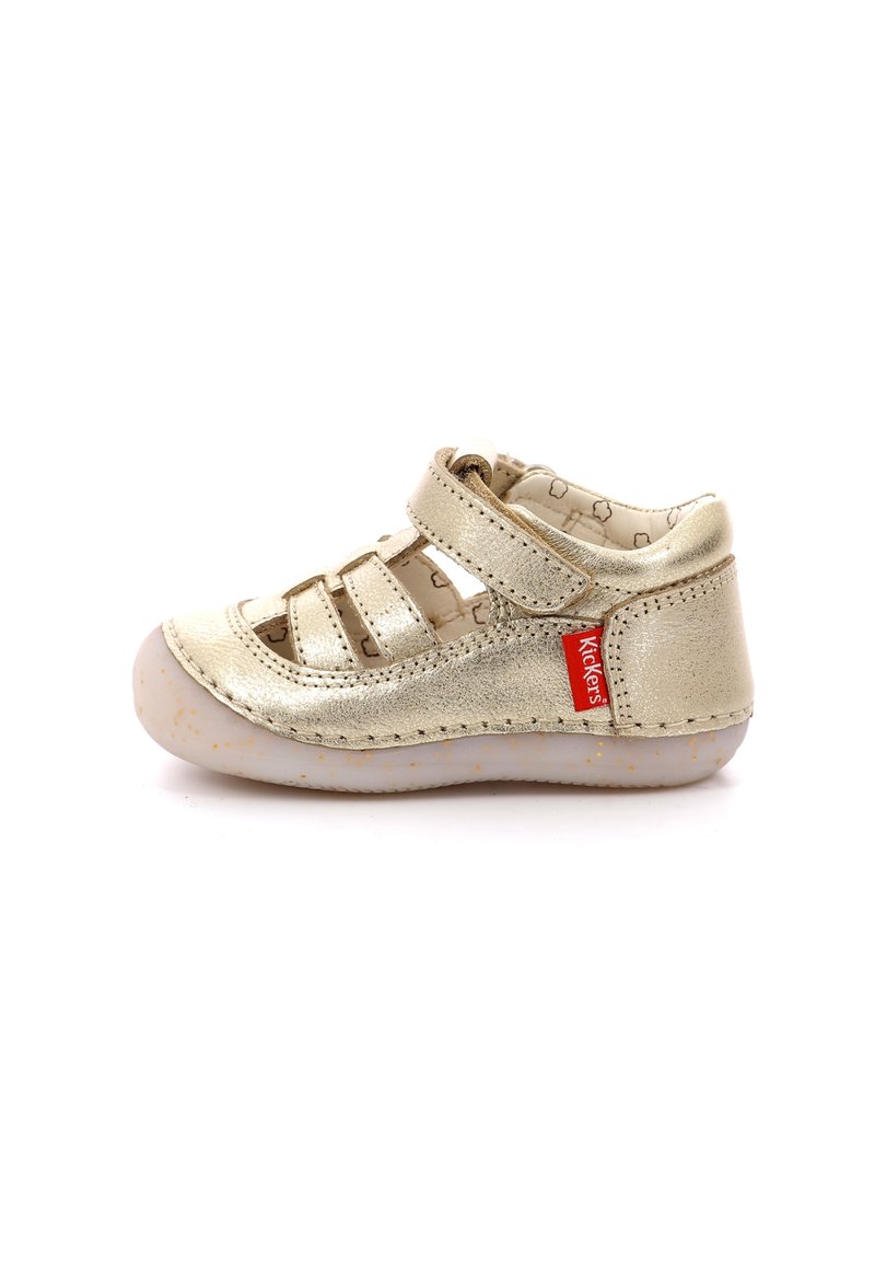 Sandalino per bambini in metallo dorato, con punta open toe, multiple cinghie, chiusura in Velcro e suola in gomma flessibile con leggere pettinature.