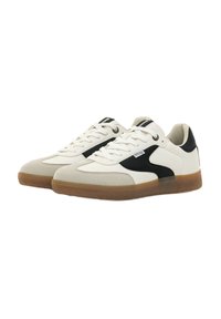 Weiße und schwarze Sneakers mit einer strukturierten Oberfläche und einer Sohle aus Gummi. Zu den Merkmalen gehören Schnürsenkel, eine abgerundete Zehenpartie und seitliche Logos.