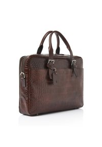 Bruine, krokodillenprint leren aktetas met twee platte handgrepen, zilveren beslag, voorvak en ritssluiting. Glad oppervlak en gestructureerde vorm.