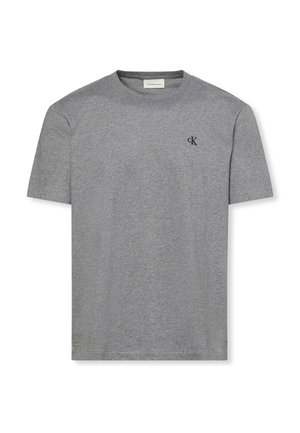 Camiseta de algodón gris con manga corta, cuello redondo y un pequeño logo negro en el pecho. Textura suave con un ajuste casual.