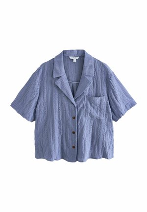Chemise bleu clair à manches courtes avec motifs verticaux texturés, poche poitrine et col cranté.