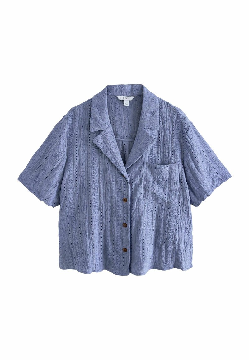 Chemise bleu clair à manches courtes avec motifs verticaux texturés, poche poitrine et col cranté.