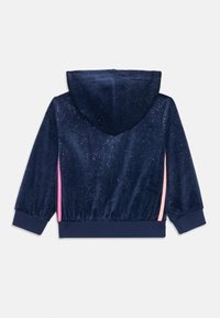 Felpa in velluto navy con accenti glitterati, presenta una striscia laterale rosa, orlo e polsini elasticizzati, con un design classico del cappuccio.