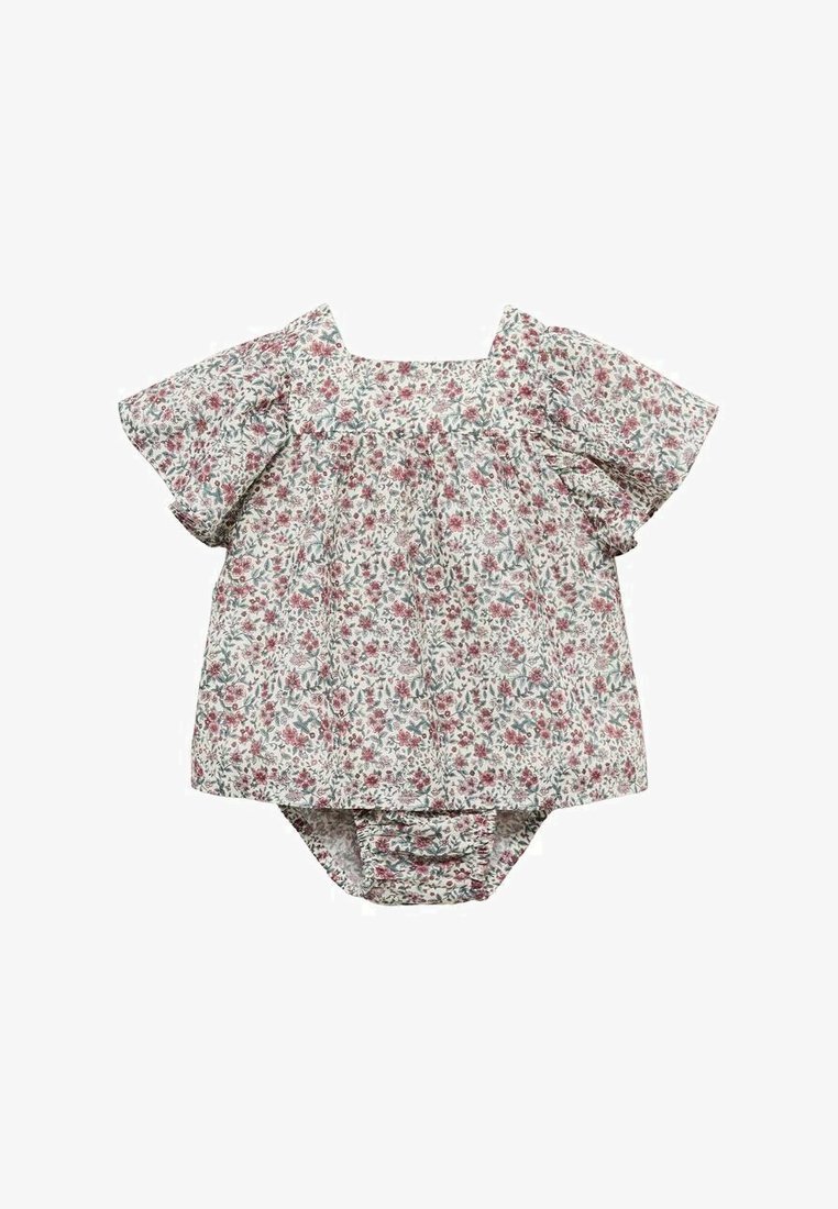 Salopetă florală pentru bebeluși din material ușor, cu mâneci scurte, având un decolteu pătrat, accente cu volane și un fund adunat.