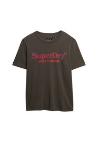 Camiseta de algodón verde oliva con un gran texto logo en rosa "Superdry SOHO. LONDRES." en el frente. Manga corta y cuello redondo.