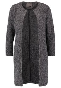 Długi kardigan z teksturowanej czarno-szarej tkaniny z pionowym wzorem w prążki, z okrągłym dekoltem i otwartym przodem.