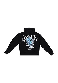 Schwarzer Kapuzenpullover mit großem Grafikdruck auf der Rückseite: blaue Hände zwischen Wolken, weiße Buchstaben mit der Aufschrift "LOYALTY" und Vögel darüber.
