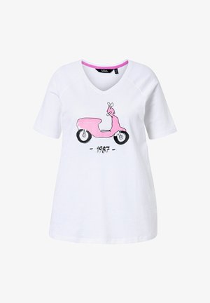 Weißes T-Shirt mit kurzen Ärmeln und V-Ausschnitt, mit einer pinken Roller-Grafik und der Jahreszahl "1987" darunter. Aus weichem Baumwollmaterial.