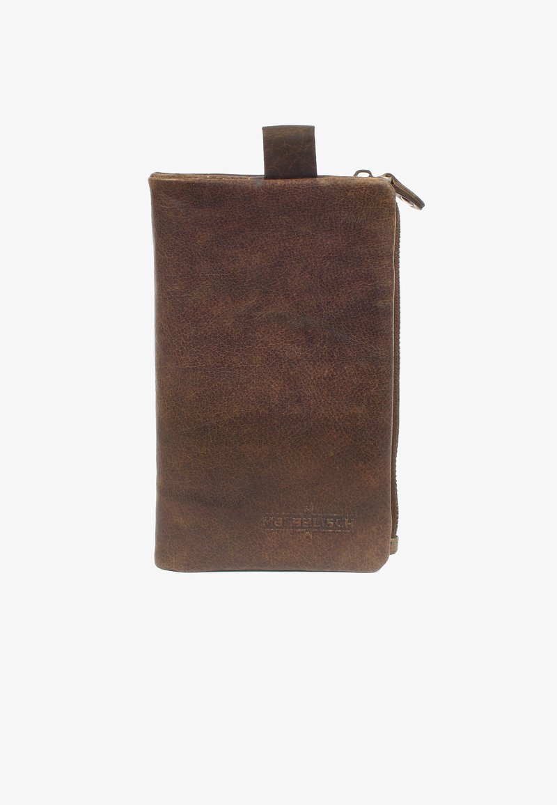 Braune Lederbörse, rechteckige Form mit strukturiertem Oberflächen, Frontreißverschluss und einer kleinen Stoffschlaufe oben.