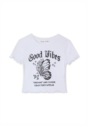 Biały prążkowany krótki top z falbankami na krawędziach, z czarną grafiką motyla oraz napisem "Good Vibes" i "Dreams are closer than they appear."