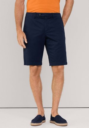 Shorts bleu marine en coton, présentant un devant plat, des passants de ceinture et une fermeture à un bouton, avec une coupe décontractée.