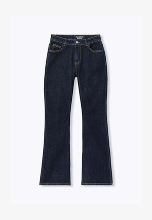 Jean bootcut bleu foncé avec poches avant, passants de ceinture, fermeture par bouton, et coutures visibles sur un fond clair.