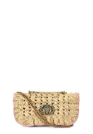 Pochette beige all'uncinetto con rifiniture rosa, decorata con strass e perle, dotata di una chiusura a forma di mano dorata e una tracolla a catena dorata.