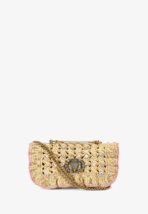 Pochette beige all'uncinetto con rifiniture rosa, decorata con strass e perle, dotata di una chiusura a forma di mano dorata e una tracolla a catena dorata.